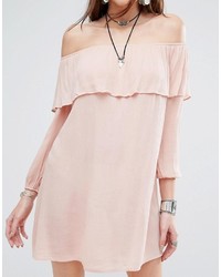 Розовое платье с открытыми плечами от Glamorous