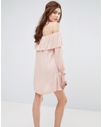 Розовое платье с открытыми плечами от Glamorous