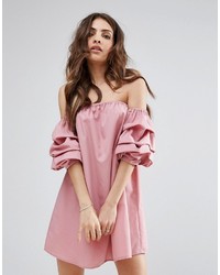 Розовое платье с открытыми плечами от PrettyLittleThing