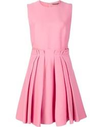 Розовое платье с плиссированной юбкой от Alexander McQueen