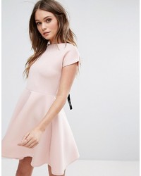 Розовое платье с плиссированной юбкой от Boohoo