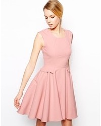 Розовое платье с плиссированной юбкой от Closet