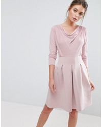 Розовое платье с плиссированной юбкой