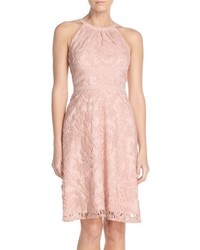 Розовое платье с пышной юбкой с вышивкой