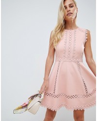 Розовое платье с пышной юбкой от Forever New