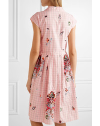Розовое платье с украшением от Miu Miu
