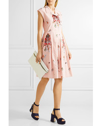 Розовое платье с украшением от Miu Miu