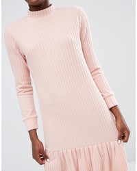 Розовое платье-свитер с рюшами