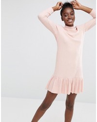 Розовое платье-свитер с рюшами