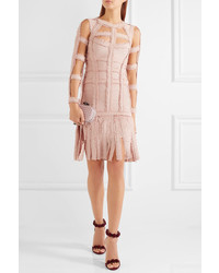 Розовое платье-футляр c бахромой от Herve Leger