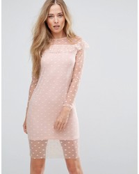 Розовое платье-футляр в горошек