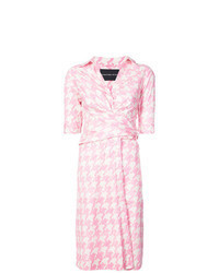 Розовое платье-футляр с узором "гусиные лапки"