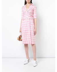 Розовое платье-футляр с узором "гусиные лапки" от Samantha Sung