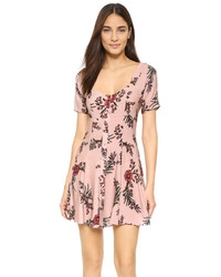 Розовое платье от Flynn Skye