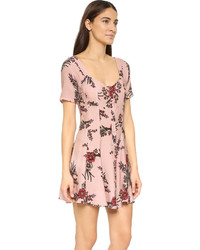 Розовое платье от Flynn Skye