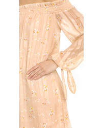 Розовое платье от WAYF