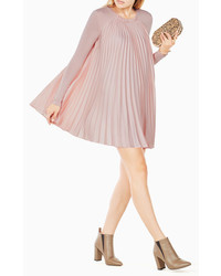Розовое свободное платье со складками