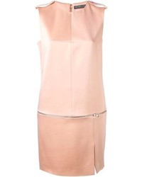 Розовое шелковое платье прямого кроя от Alexander McQueen