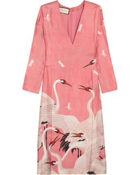 Розовое шелковое платье с принтом от Gucci
