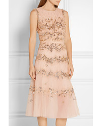 Розовое шелковое платье с украшением от Oscar de la Renta