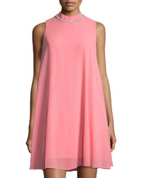 Розовое шифоновое платье с украшением