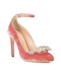 Розовые бархатные туфли с украшением от Chloe Gosselin