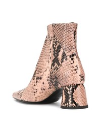 Розовые кожаные ботильоны со змеиным рисунком от Ellery