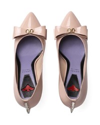 Розовые кожаные туфли с шипами от Gucci