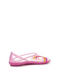 Розовые сандалии на плоской подошве от Crocs