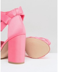 Розовые сатиновые босоножки на каблуке от New Look