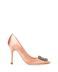 Розовые сатиновые туфли с украшением от Manolo Blahnik
