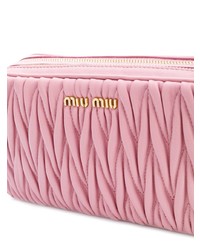 Розовый кожаный клатч от Miu Miu