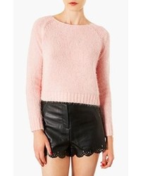 Розовый пушистый свитер с круглым вырезом