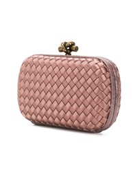 Розовый сатиновый клатч от Bottega Veneta