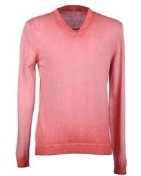 Розовый свитер с v-образным вырезом