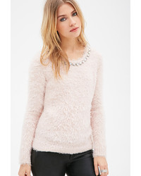 Розовый свитер с украшением