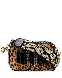 Светло-коричневая замшевая сумка через плечо с леопардовым принтом от Marc Jacobs