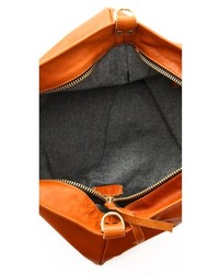 Женская светло-коричневая кожаная спортивная сумка от Clare Vivier