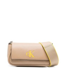 Светло-коричневая кожаная сумка почтальона с принтом от Calvin Klein Jeans