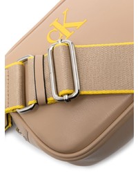 Светло-коричневая кожаная сумка почтальона с принтом от Calvin Klein Jeans
