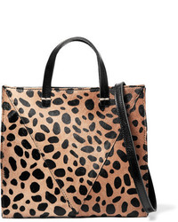 Светло-коричневая кожаная сумка через плечо с леопардовым принтом от Clare Vivier