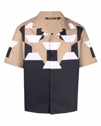 Светло-коричневая рубашка с коротким рукавом с геометрическим рисунком