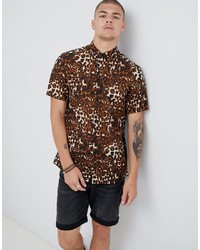 Светло-коричневая рубашка с коротким рукавом с леопардовым принтом