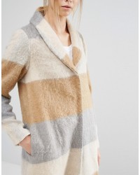 Женское светло-коричневое пальто в клетку от Vila