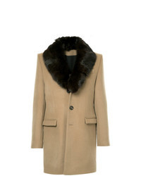 Светло-коричневое пальто с меховым воротником