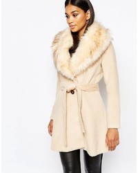 Светло-коричневое пальто с меховым воротником от Lipsy