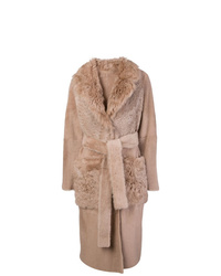 Светло-коричневое пальто с меховым воротником от Yves Salomon