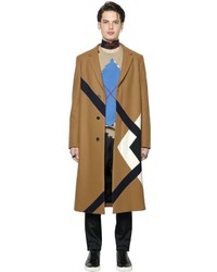 Светло-коричневое пальто с принтом