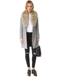 Женское светло-коричневое пальто от SAM.