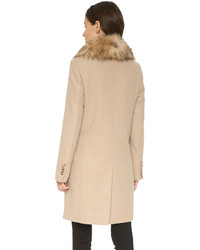 Женское светло-коричневое пальто от SAM.